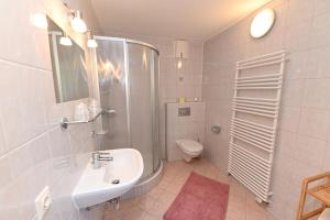 bagno con lavandino, doccia e servizi igienici di Privatzimmervermietung Fiausch a Kalwang