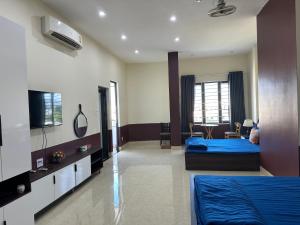 um quarto de hotel com duas camas e uma televisão em OYO 1199 Dung Quyen Hotel em Da Nang