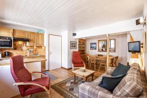 - un salon avec un canapé et une table dans l'établissement Résidence Igloo 12 ski in - ski out - Happy Rentals, à Chamonix-Mont-Blanc