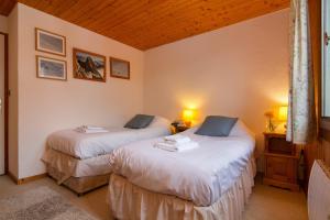 2 lits dans une pièce avec 2 lampes dans l'établissement Résidence Igloo 12 ski in - ski out - Happy Rentals, à Chamonix-Mont-Blanc