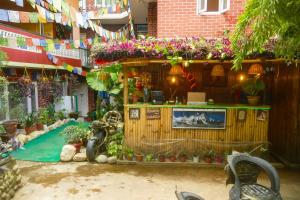 een bloemenwinkel in een gebouw met bloemen en planten bij Nirvana Green Peace Home in Kathmandu