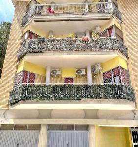 ein Apartmenthaus mit einem Balkon mit Lautsprechern in der Unterkunft Rosaria's Home in Brindisi