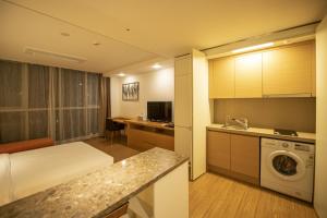 J One Hotel Cheongju的厨房或小厨房