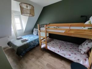 - une chambre avec deux lits superposés et un lit dans l'établissement Appartement NATURA 2 chambres, à Vitré