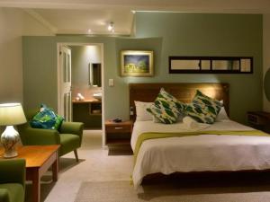 1 dormitorio con 1 cama y sala de estar en Ocean Gaze Bed and Breakfast, en Ramsgate