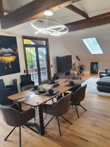 jadalnia z dużym drewnianym stołem i krzesłami w obiekcie Luxury - Loft w Villach