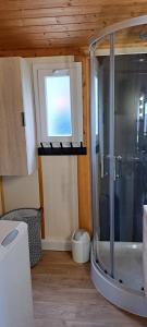 Koupelna v ubytování CHALET 35m2 climatisé 2 chambres vue mer + 16 fotografií