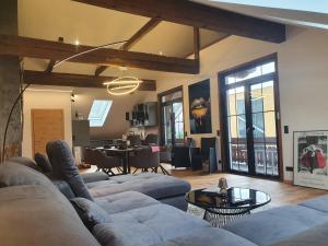 Luxury - Loft في فيلاخ: غرفة معيشة مع أريكة وطاولة