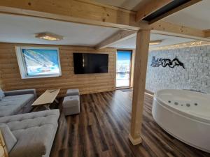 Televízia a/alebo spoločenská miestnosť v ubytovaní Apartament z jacuzzi Zakopane