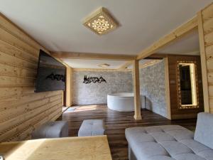 Televízia a/alebo spoločenská miestnosť v ubytovaní Apartament z jacuzzi Zakopane