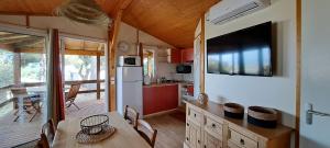 阿格德CHALET 35m2 climatisé 2 chambres vue mer的带桌子的厨房和餐厅