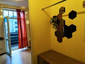 een kamer met een tafel en een kamer met een raam bij Little Cozy Place in Sigulda