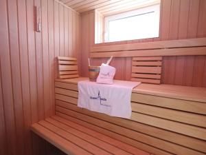 フッシュ・アン・デア・グロックナーシュトラーセにあるLuxury chalet in Fusch an der Grossglocknerstrasse Salzburgerland with saunaのサウナ(タオル付きのテーブル付)