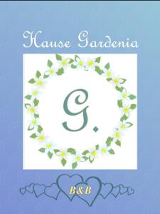 una foto de una letra g con una corona de flores en House Gardenie B&B, en Crispiano
