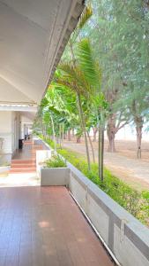 un edificio con una acera y árboles en un parque en Laemsing Natural Beach Resort, en Ban Pak Nam