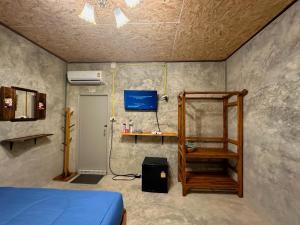 1 dormitorio con 1 cama y TV en la pared en Fatima homestay ฟาติมาโฮมสเตย์ 