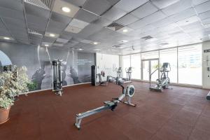Fitness centrum a/nebo fitness zařízení v ubytování Cosy 1 bed for 2 with Marina View!