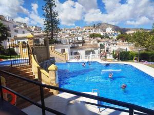Výhled na bazén z ubytování Villa Marisol Estudio EUROPA nebo okolí