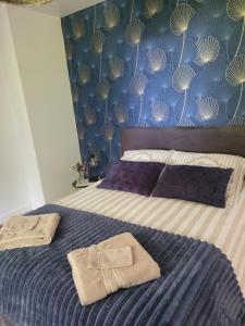 a bedroom with a bed with two towels on it at Campagne à la Ville in Pontivy