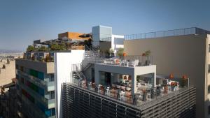 una vista aérea de dos edificios altos con balcones en Hotel Fresh, en Atenas