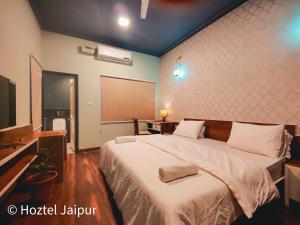 Una cama o camas en una habitación de Hoztel Jaipur