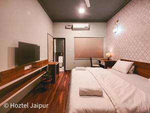 Una cama o camas en una habitación de Hoztel Jaipur