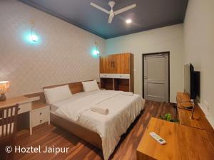 Una cama o camas en una habitación de Hoztel Jaipur