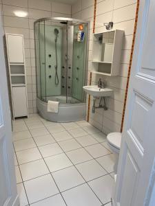 y baño con ducha, aseo y lavamanos. en Grunwaldzki24 Apartments - FREE PARKING - OLD TOWN, CENTRUM, en Wroclaw