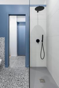 uma casa de banho com um chuveiro e uma porta de vidro em [Centro Torino] Elegante e Moderno Bilocale em Turim