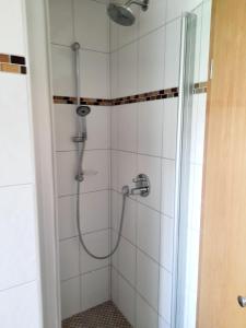 een douche met een douchekop in de badkamer bij Ferienwohnung Weingarten 