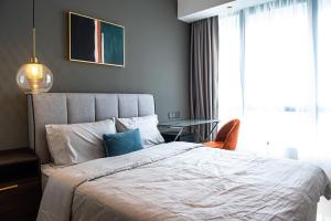 1 dormitorio con cama, mesa y ventana en Stay @ NOVO Ampang en Kuala Lumpur