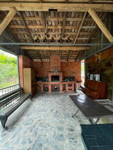 een grote kamer met een stenen vloer en een houten plafond bij Zaalis wine cellar in Vani
