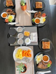 Pilihan sarapan tersedia untuk tetamu di Ambré Guesthouse