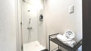 Rúm í herbergi á R Hostel Namba south