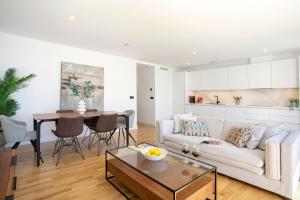 A kitchen or kitchenette at Malagueta Beach Front Luxury Apartment by Rent Me