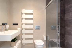 A bathroom at Malagueta Beach Front Luxury Apartment by Rent Me Még 16 kép