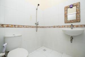 Ένα μπάνιο στο RedDoorz Plus @ Grace Residence Surabaya +23 φωτογραφίες