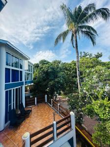 uma varanda com uma palmeira e um edifício em Aissatou Beach Resort em Boracay