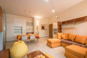 ein Wohnzimmer mit einem Sofa und einem Tisch in der Unterkunft Dimora di Sofia in Siena