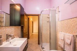 ein Bad mit einem Waschbecken und einer Dusche in der Unterkunft Dimora di Sofia in Siena