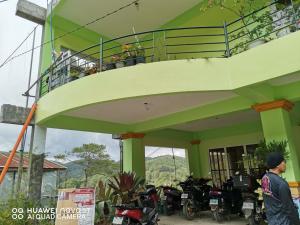 un grupo de motocicletas estacionadas frente a un edificio en Cam-Jhao's Homestay en Sagada