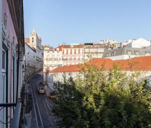 uma vista para uma rua da cidade com um eléctrico em FLH Alluring Design Apartment S Bento em Lisboa