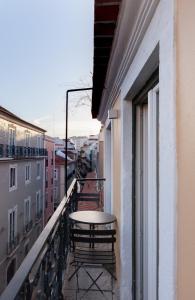 een balkon met een tafel en stoelen in een gebouw bij FLH Alluring Design Apartment S Bento in Lissabon