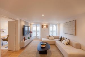 uma sala de estar com um sofá e uma mesa em FLH Alluring Design Apartment S Bento em Lisboa