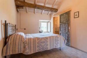 ein Schlafzimmer mit einem Bett und einer offenen Tür in der Unterkunft Agriturismo Cascina Pezzolo in Lodi