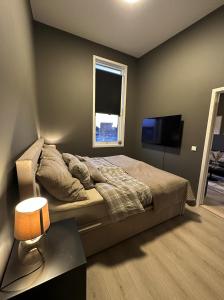 sypialnia z dużym łóżkiem i telewizorem w obiekcie Nytt og flott hus i Haugesund 