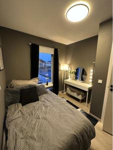 sypialnia z dużym łóżkiem i oknem w obiekcie Nytt og flott hus i Haugesund 