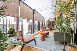 ロンドンにあるALTIDO Luxury flats near Big Ben and London Eyeのたくさんの植物と椅子が並ぶ部屋