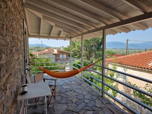 een hangmat op het balkon van een huis bij Filia Country House in Fília