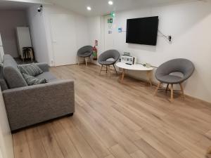 TV a/nebo společenská místnost v ubytování Hostel Tikka